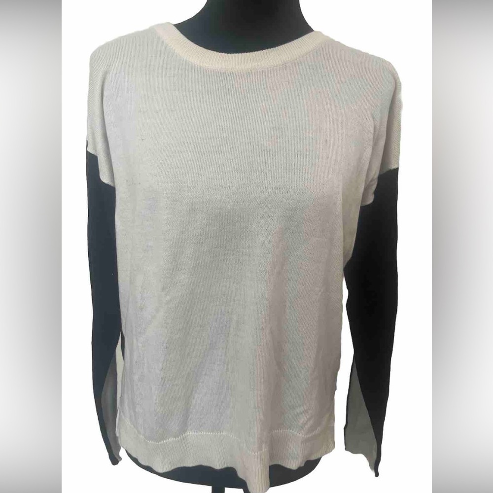 Forever 21 women’s size M black and white color locking crew neck knit sweater